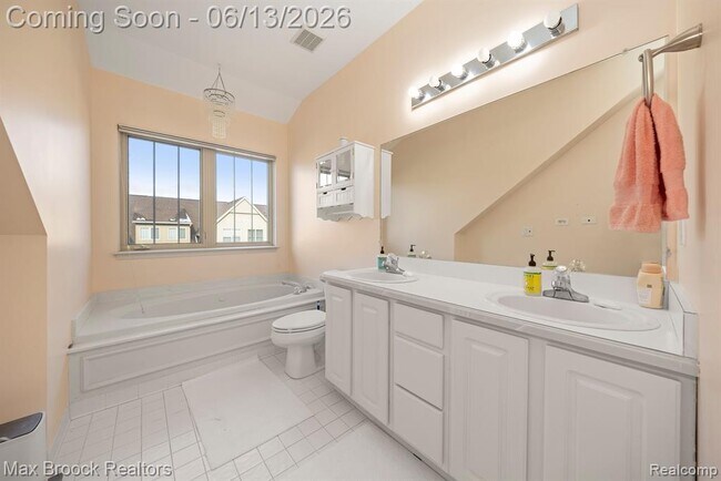 Building Photo - 160 Tiffany Ln Pvt