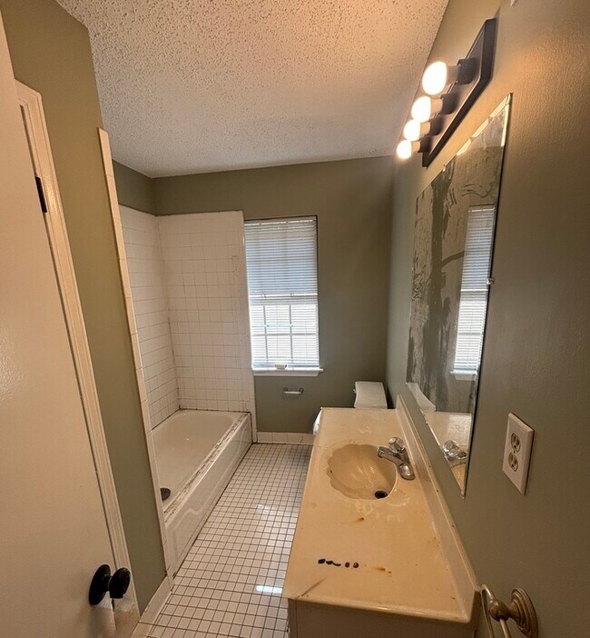 Building Photo - GORGEOUS 4 bedroom/ 3 bathroom HOME, SPACI...