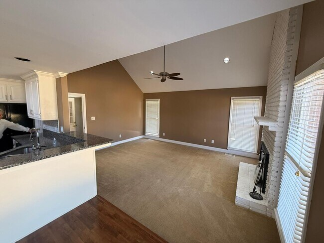 Building Photo - 212 Brooks Dr