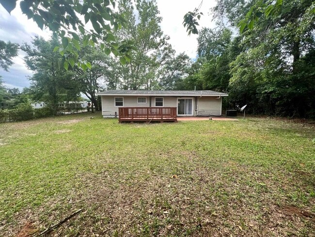 Building Photo - 3611 S Lakewood Dr