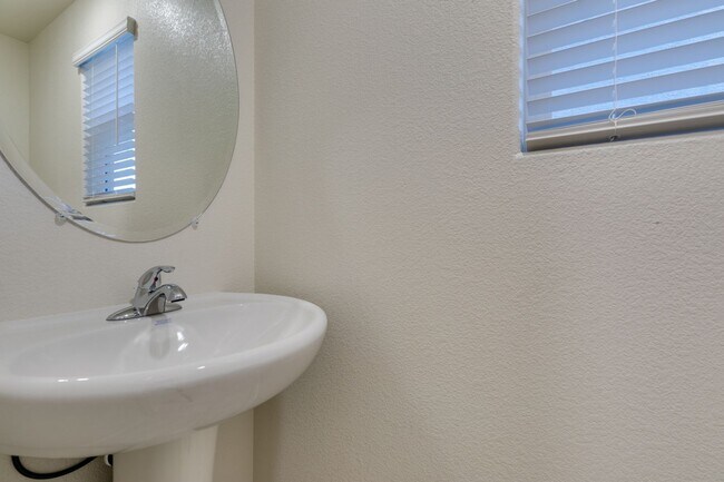 Building Photo - GORGEOUS TOWNHOME*UPGRADED*ALL APPLIANCES*...