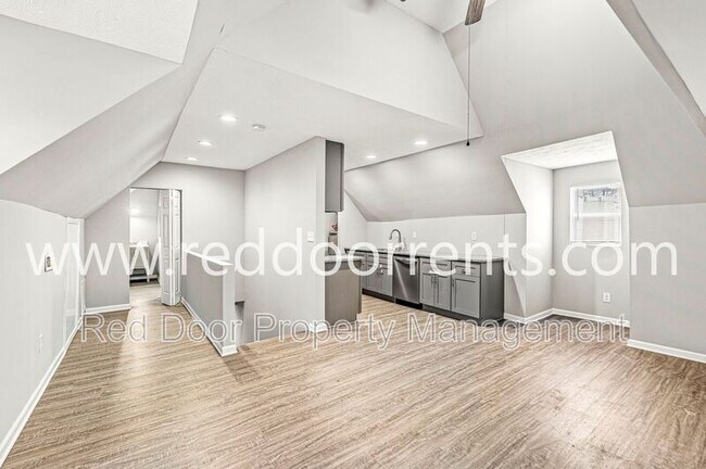 Building Photo - 2345 N Kenwood Ave