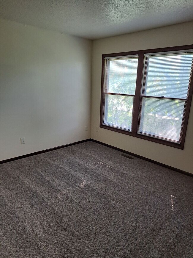 Building Photo - 2 BR Townhouse near Purdue Fort Wayne