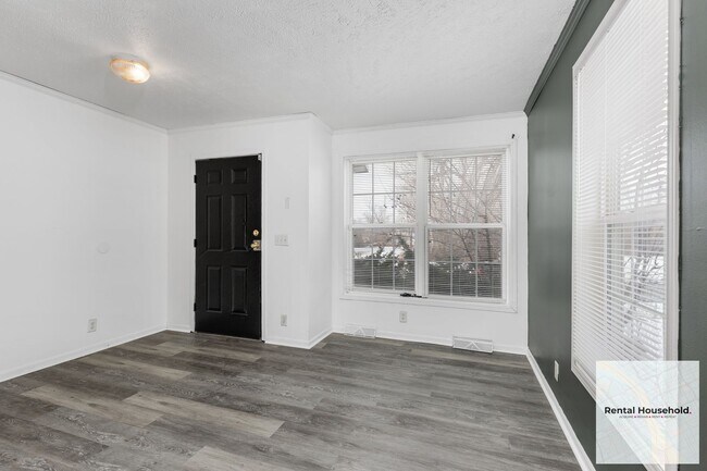 Building Photo - Completely Redone 3 Bed 1.5 Bath Rental!