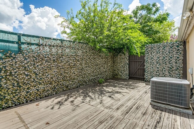 Building Photo - 2-BEDROOM, 2.5-BATHROOM DUPLEX/CONDOMINIUM IN TERRELL HEIGHTS