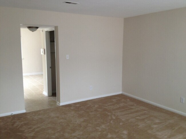 Building Photo - 3 Bedroom End Unit Townhome in Virginia Beach
