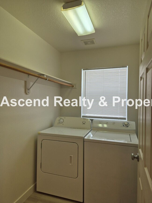 Building Photo - Available NOW! Updated in Arbor Roses 3Bed...