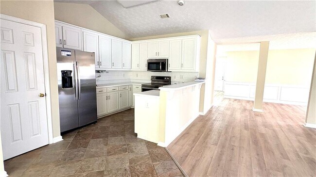 Building Photo - 2336 Pettit Dr