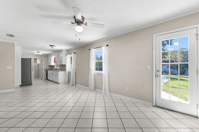 Building Photo - 616 Pinewood Dr