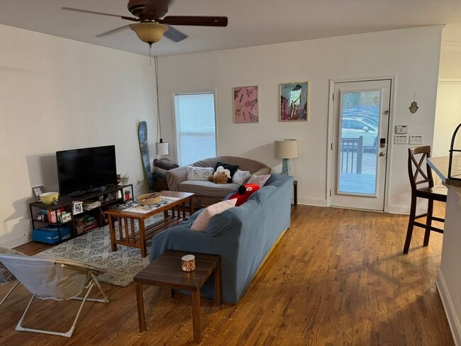 Building Photo - 4 Bedroom Downtown Beauty!