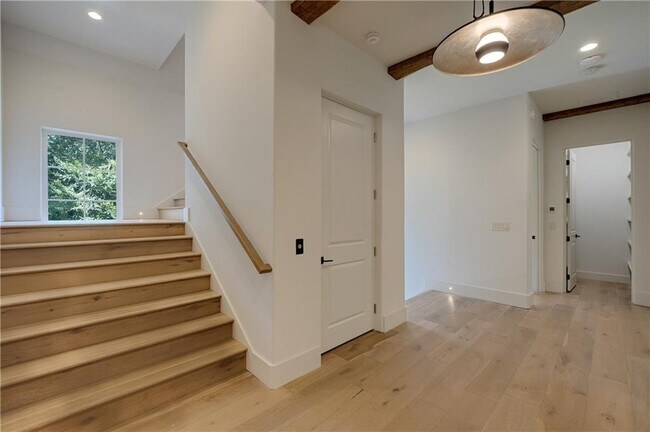 Building Photo - 3570 Knollwood Dr NW