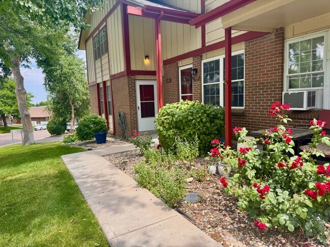 Building Photo - Beautifully Renovated Townhome in Coumbine...