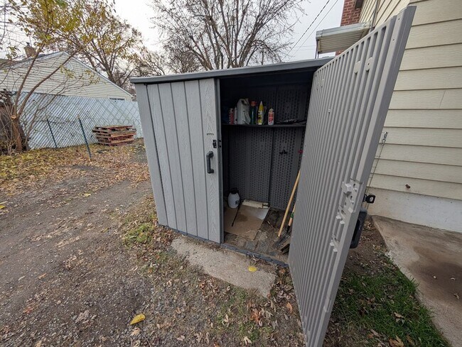 Building Photo - Fantastic 3 Bedroom Clarkston House with Fenced Backyard