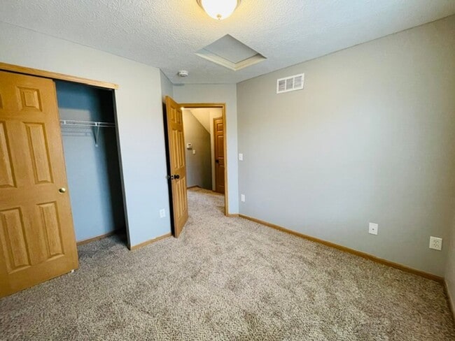 Building Photo - 8575 Fernbrook Dr