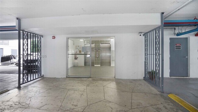 Building Photo - 1340 Lincoln Rd