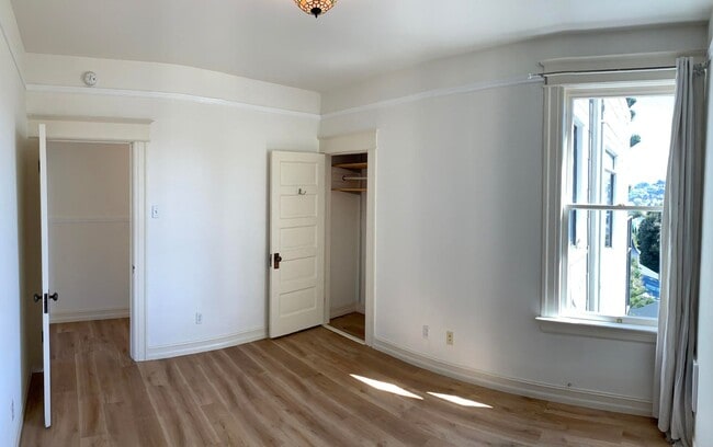 Building Photo - UPDATED BRIGHT 2BR/1BA  Top Floor Noe Vall...
