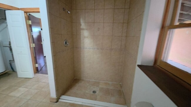 Building Photo - 1 bedroom 1 bath studio apartment
