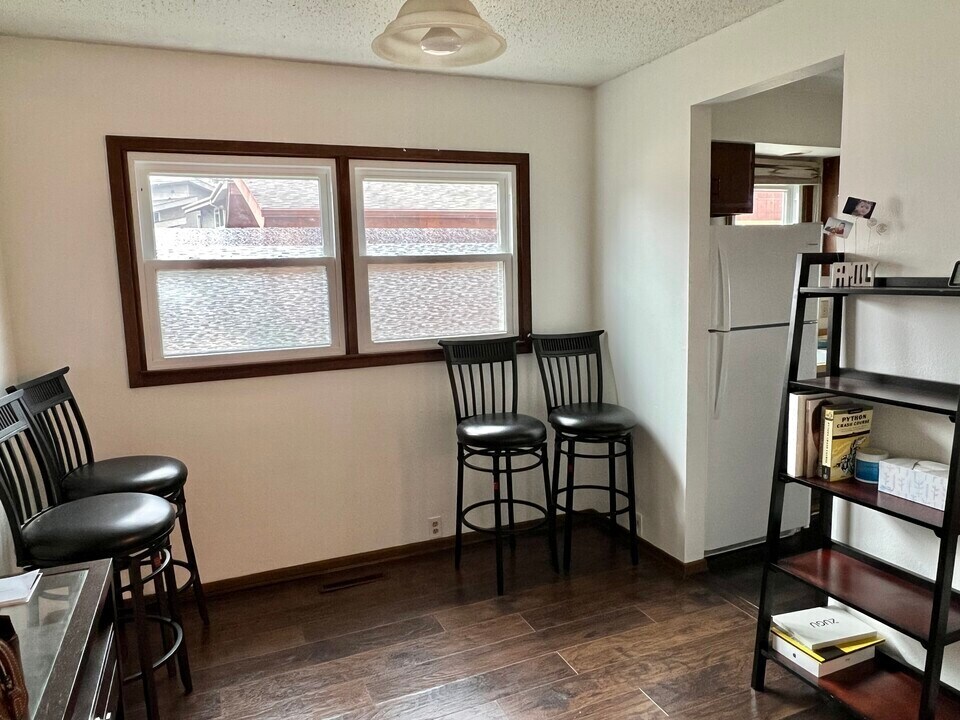 Building Photo - 605 E 16th St