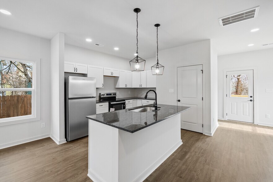 Building Photo - 4621 Julian St