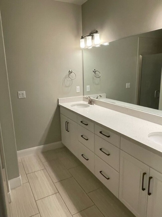 Building Photo - 4 Bedroom Condo With a Community Pool and ...