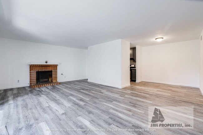 Building Photo - Beautifully Remodeled Unit Available Now!