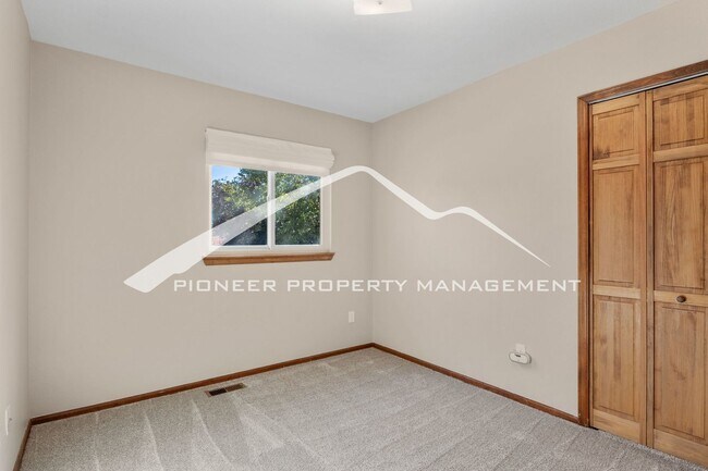 Building Photo - Beautiful 4 bedroom home with Stunning Col...