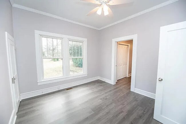 Building Photo - 3 Bedroom 2.5 Bathroom