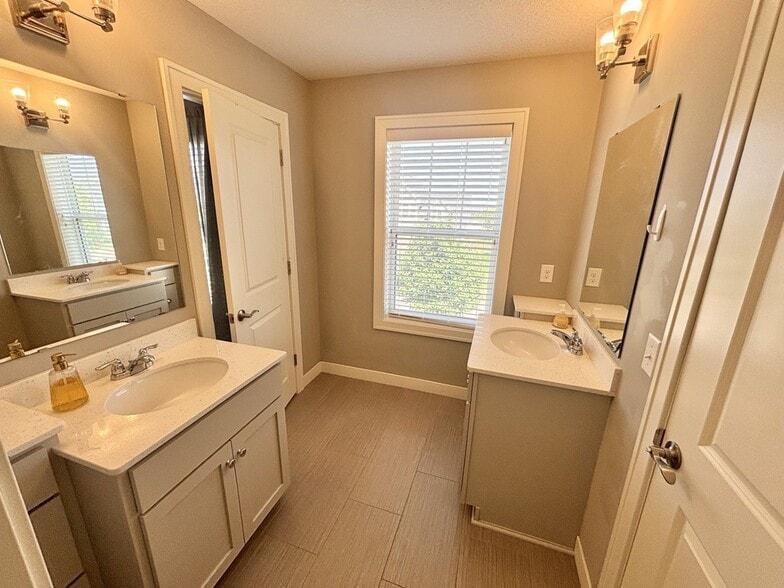 Building Photo - 9068 Red Oak Trl