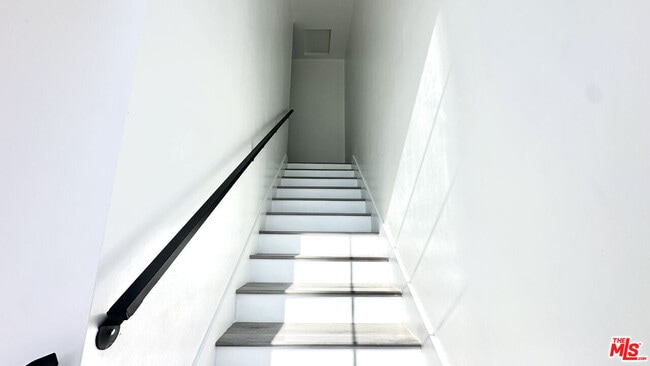 Building Photo - 16023 Wyandotte St