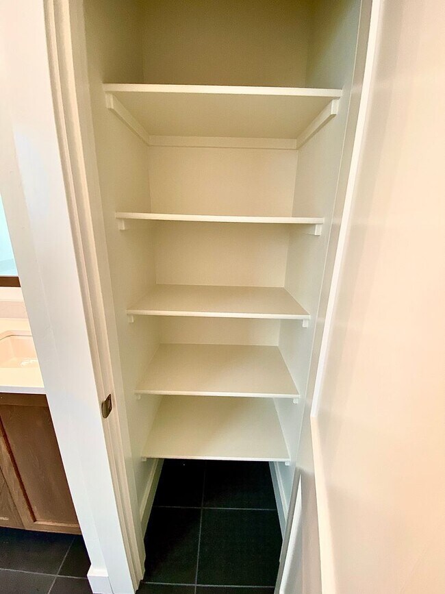 Building Photo - Beautiful Custom 6 Bedroom (2 Primary Bedr...