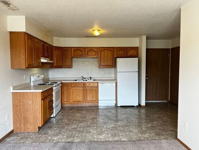 Building Photo - $825 | 2 Bedroom, 1 Bathroom Apartment | N...