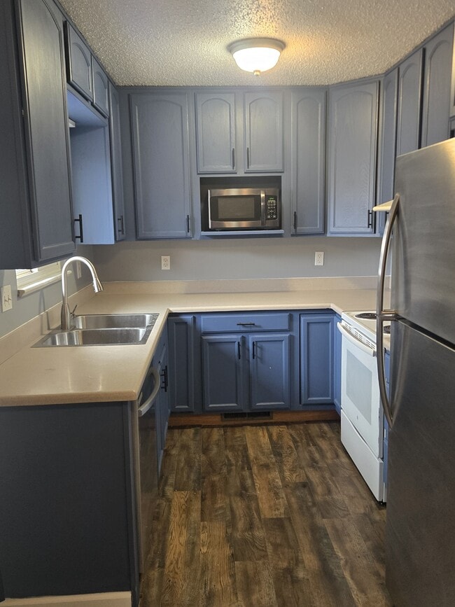 Building Photo - 807 Hutchinson Dr