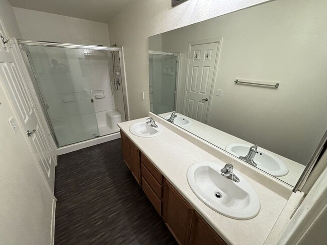 Building Photo - Gorgeous 3Bed/2.5Bath/2Car, 2-Story Home located in Spring Valley- $300 Off Move in Fees!