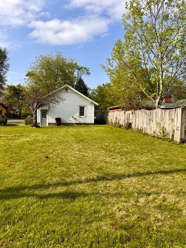 Building Photo - Charming 2 Bedroom 1 Bath House