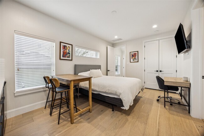 Building Photo - 1127 W 16th St