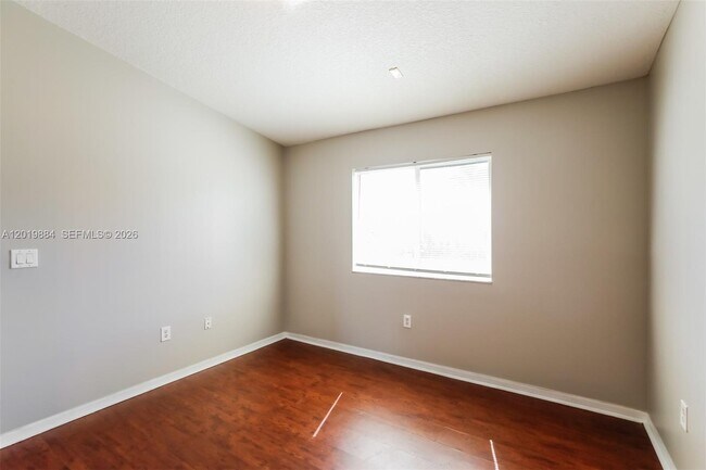 Building Photo - 925 NE 34th Ave