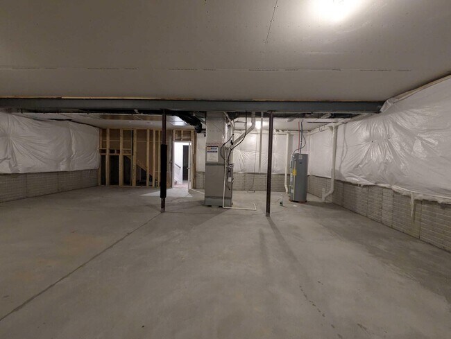 Building Photo - 8210 Daylily Dr