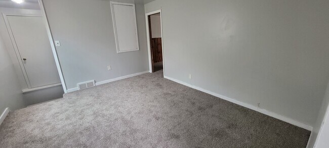 Building Photo - 9901 Yorkshire Rd