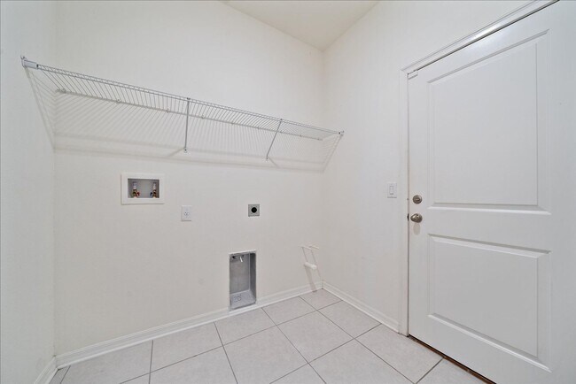 Building Photo - Annual 4 bed/2 bath Single Family Home