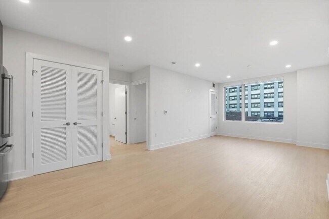 Building Photo - 303 Madison St