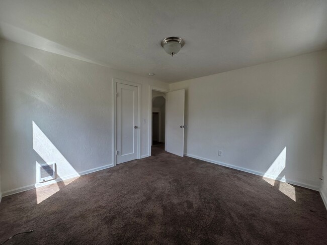 Building Photo - 4 Bedroom, 1 Bath