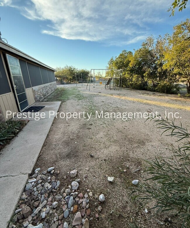 Building Photo - 3BD 2BA Waiting for You to Call Home!!