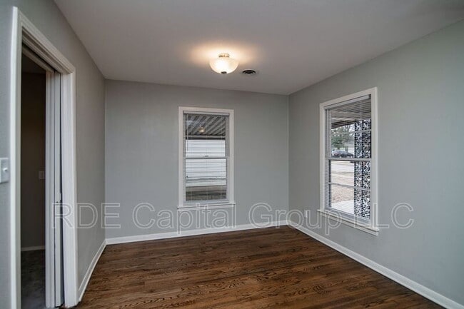 Building Photo - 1209 W Boyce Ave
