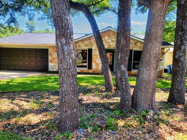 Building Photo - 3 Bed, 2 Bath Single-Level Gem with Firepl...