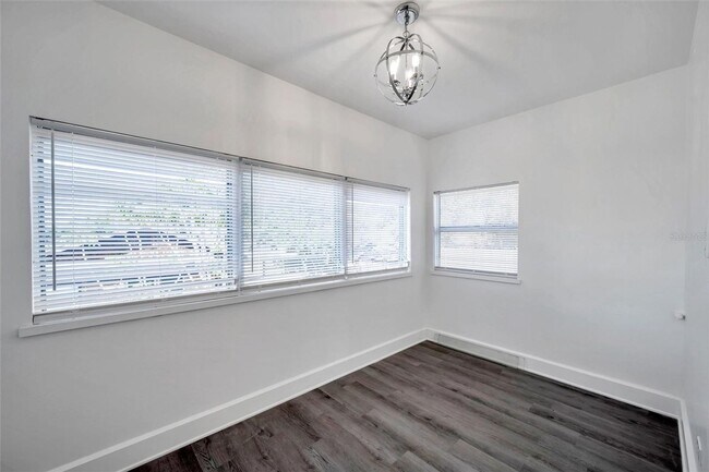 Building Photo - Gorgeous 2 bedroom 1 bath apartment