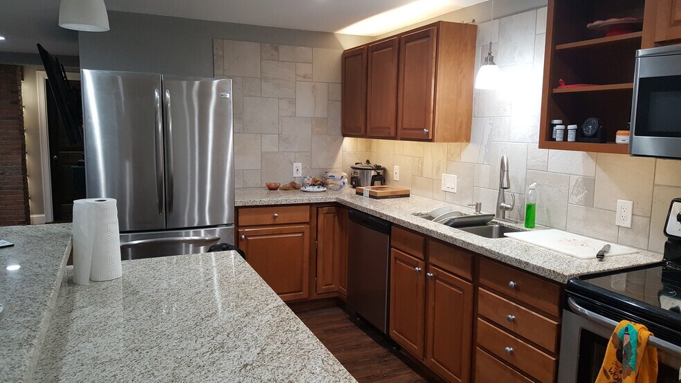 Building Photo - 370 N State St