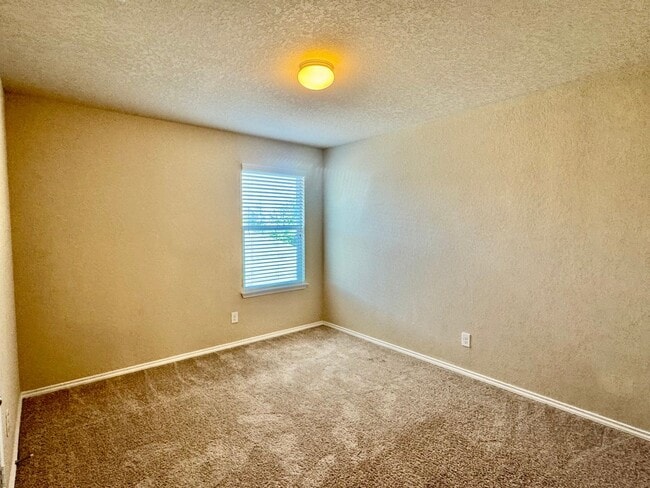 Building Photo - 1607 Tree Run