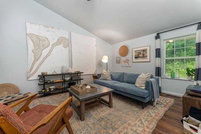 Building Photo - Mountain Retreat! -Bonus Spaces!