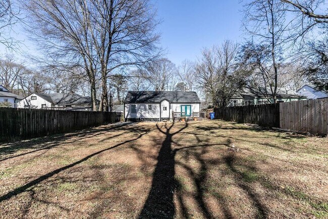 Building Photo - 518 Erin Ave SW