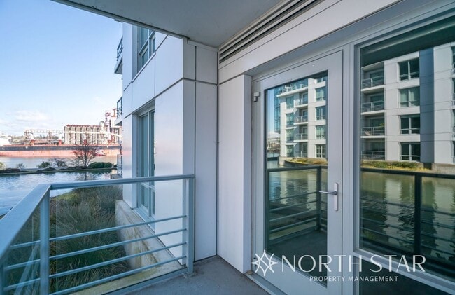 Building Photo - Pearl District Living on the Willamette River
